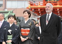 （左から）尾上眞秀、寺島しのぶ、ローラン・グナシア氏＝2025年