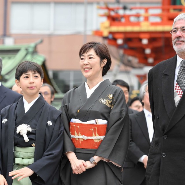 （左から）尾上眞秀、寺島しのぶ、ローラン・グナシア氏＝2025年