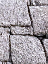 大阪城で横に積まれた仏のような刻印の石（画像提供：ぱんさん）