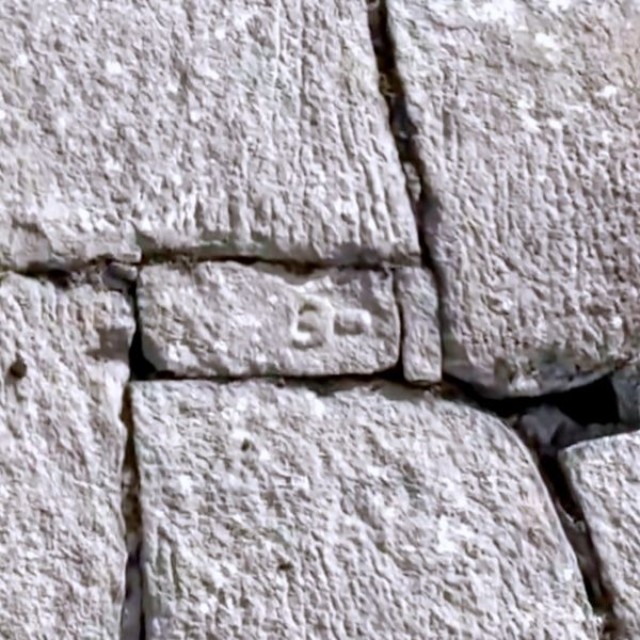 大阪城で横に積まれた仏のような刻印の石（画像提供：ぱんさん）