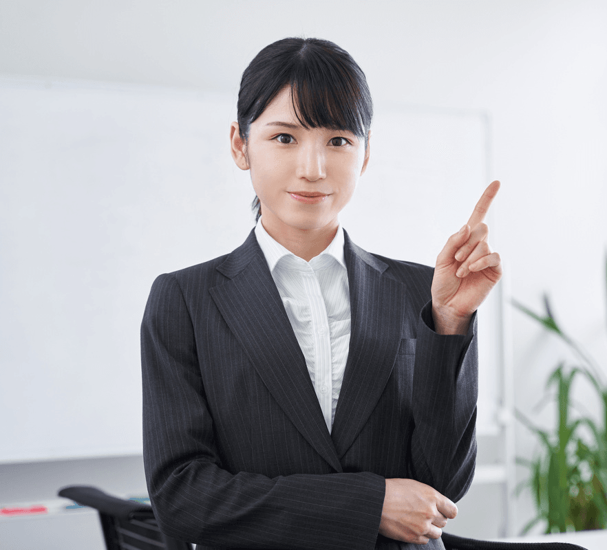 スーツ姿の女性※画像はイメージです（mapo/stock.adobe.com）