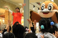 大阪府の〝広報担当副知事〟「もずやん」と一緒にまいど子ダンス♪お得な「まいど子でもカード」、ぜひ利用してみてね＝いずれも大阪府堺市、イオンモール堺北花田店
