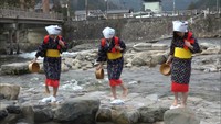 小唄に合わせてリズム良く　奥津温泉名物「足踏み洗濯」が再開　岡山