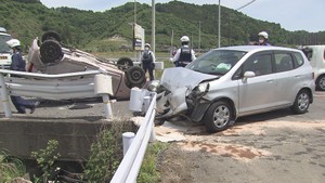 【速報】仙台・太白区で車同士が衝突　軽乗用車が横転　３人搬送