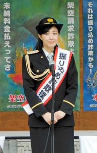 一日警察署長を務めた菊池桃子＝2018年