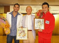 2009年、ボクシングＷ世界戦の調印式で、ホルヘ・リナレス（左）と西岡利晃（右）に「あしたのジョー」のイラストを贈った漫画家・ちばてつや氏（中）＝都内