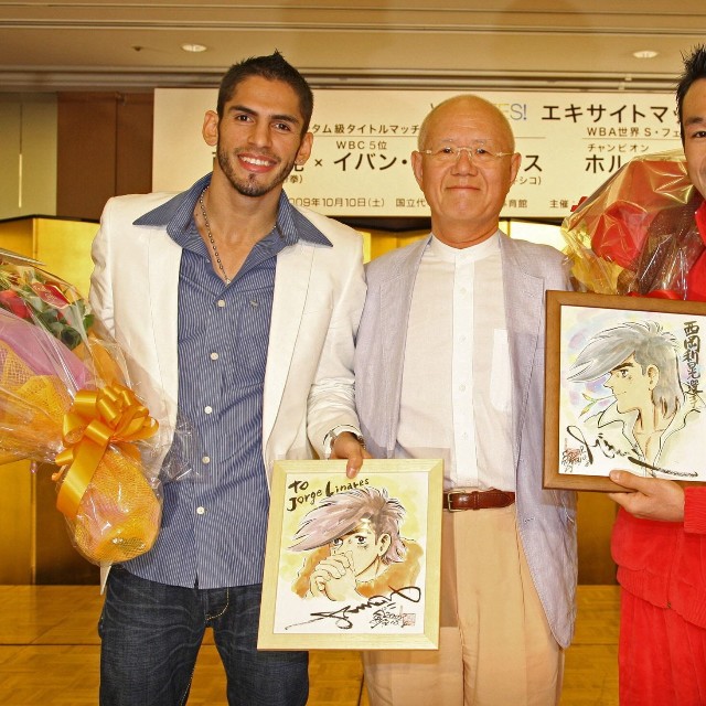 2009年、ボクシングＷ世界戦の調印式で、ホルヘ・リナレス（左）と西岡利晃（右）に「あしたのジョー」のイラストを贈った漫画家・ちばてつや氏（中）＝都内