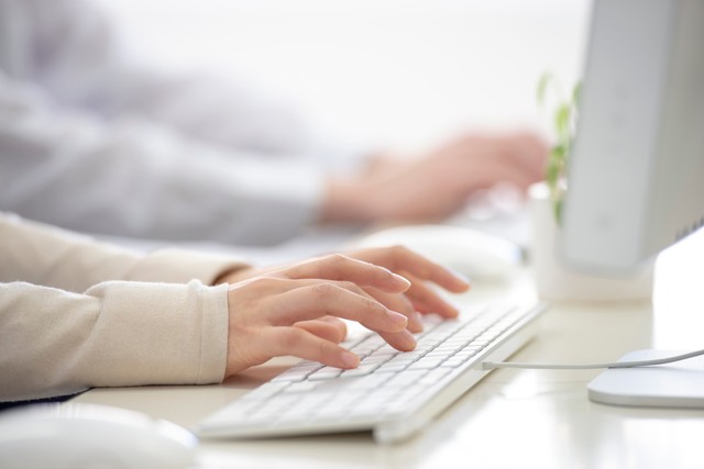 職場での「絵文字」、使ってもいい？　※画像はイメージです（ohayou!/stock.adobe.com）