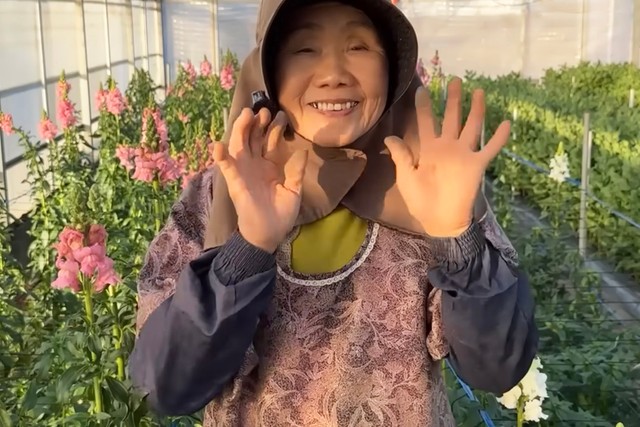 動画最後は「ニコッ」の決め台詞で締めるひろちゃん（YouTube「ひろちゃん農園」よりスクリーンショット）