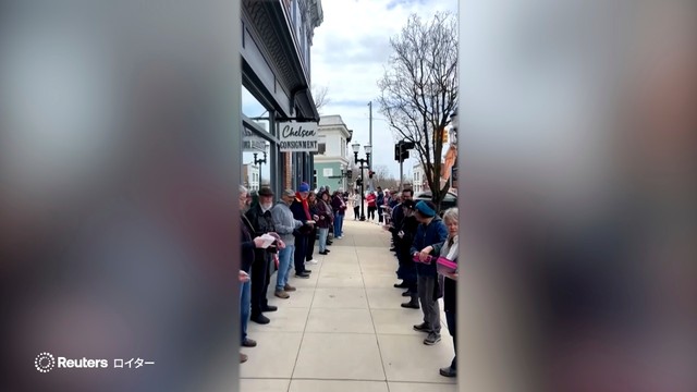 米ミシガン州デトロイトの西約80キロにあるチェルシーで町の書店の引っ越しを住民たちが手伝った（ロイター）
