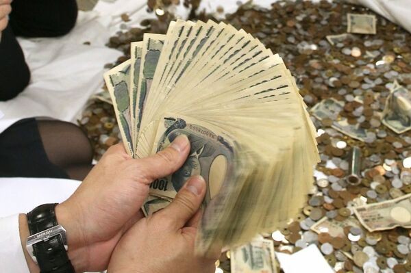 【資料写真】伏見稲荷大社のさい銭開き（京都市伏見区、2020年1月撮影）