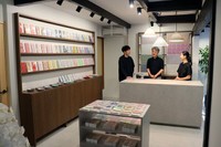 さまざまな色や柄の友禅和紙で作られた和文具が並ぶ「ＡＤＡＳＨＩＮＯ　ＨＯＵＳＥ」の店内（京都市右京区嵯峨鳥居本六反町）