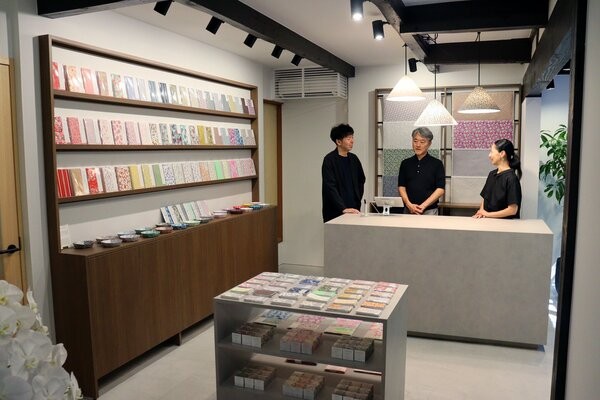 さまざまな色や柄の友禅和紙で作られた和文具が並ぶ「ＡＤＡＳＨＩＮＯ　ＨＯＵＳＥ」の店内（京都市右京区嵯峨鳥居本六反町）