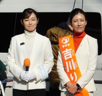 参政党の塩入清香参院議員（左）と吉川りな氏＝東京駅前