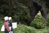 落石などの影響で今春まで石灰岩アーチ下への立ち入りが規制されていた羅生門