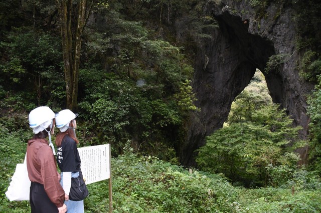 落石などの影響で今春まで石灰岩アーチ下への立ち入りが規制されていた羅生門