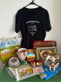 重課金したトルクメニスタングッズ。何度もショップに行き、悩み、勇気を振り絞って買ったという絨毯のバッグ（右側のショルダー紐があるもの）は18,000円だったそう。国犬「アラバイ」のアイテムも購入（ゆかりんさん提供）