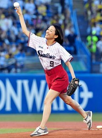 始球式をする羽田美智子＝神宮球場、19年8月撮影