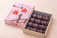 箱の上蓋の文字の向きと同じ向きが「赤福餅」の正しい向き。折箱12個入1300円（提供：赤福）