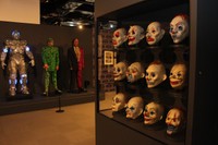 映画の小道具や衣装が並ぶ会場＝グランフロント大阪