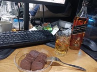 教え子から届いた生チョコレートと、合わせて楽しんだジョニーウォーカー ブラックラベル12年／間野さん（@MANOHIKO）提供