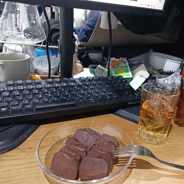 教え子から届いた生チョコレートと、合わせて楽しんだジョニーウォーカー ブラックラベル12年／間野さん（@MANOHIKO）提供