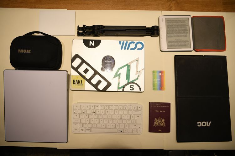 オランダ出身のプログラマー兼起業家、ジム・バン・デルフォールトがどこにも持ち歩く必須アイテム。左下にあるのが衛星スターリンクの機器