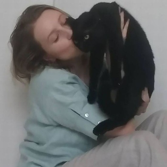 可愛いリリにキスをするAさん。「出会いは運命的でした」（Aさん提供）