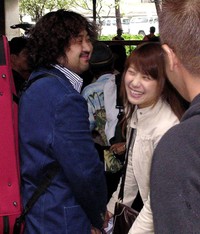 ハワイ入りした葉加瀬太郎（左）と高田万由子＝2004年