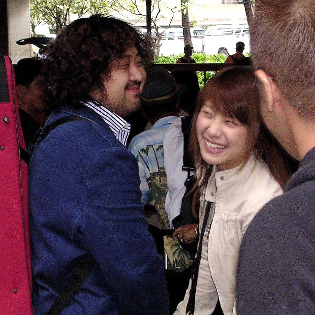 ハワイ入りした葉加瀬太郎（左）と高田万由子＝2004年