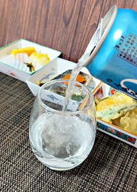 見た目はまるで日本酒！ グラスに注ぐと甘い香りが広がる「のんあるこーる日本酒風味 Sparkling」（撮影：梨木香奈）