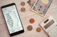 正社員のためひとり親手当も所得制限がありどんどん減っていてしまい、Natsumeさんさんは子ども3人を抱えギリギリ生活を送られてきた（photoACより「白つばき」さん撮影、イメージ画像）