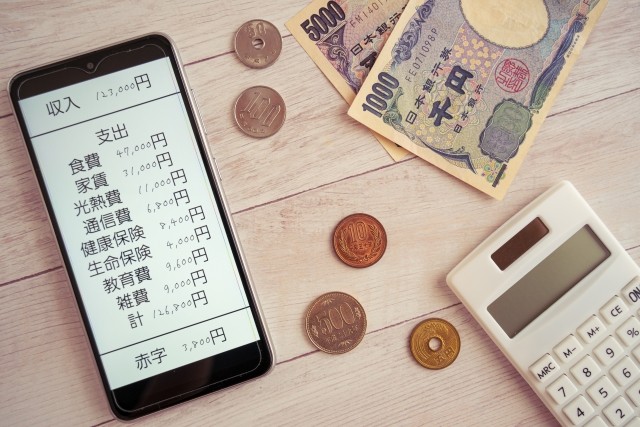 正社員のためひとり親手当も所得制限がありどんどん減っていてしまい、Natsumeさんさんは子ども3人を抱えギリギリ生活を送られてきた（photoACより「白つばき」さん撮影、イメージ画像）