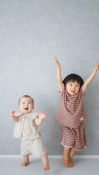 まだ妹が歩き出す前、2人仲良く楽しそうに並んでいる写真／いとうちあきさん（@chiapumi8）提供