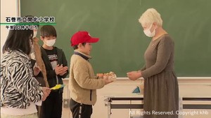 ウクライナから宮城・石巻市に避難の女性に小学生が子どもたちに向けた募金を手渡す