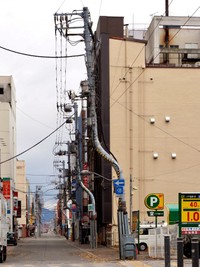 電柱が途中でぐにゃりと曲がっています。 ※Towersさん提供