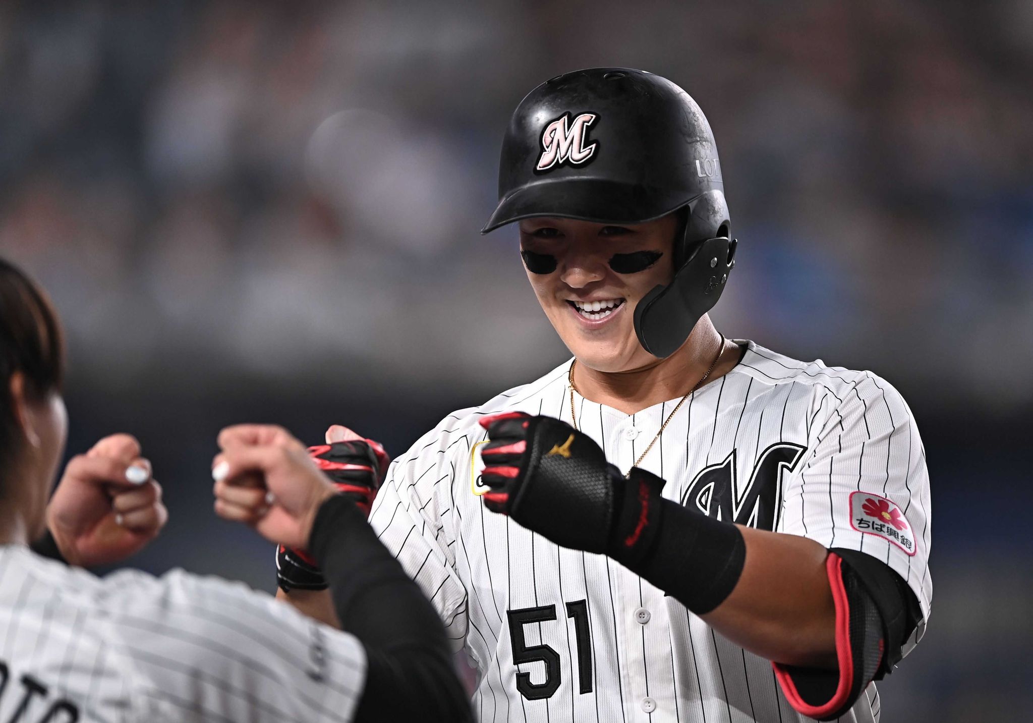 本塁打を放ちナインとグータッチを交わすロッテ・山口航輝＝ＺＯＺＯマリンスタジアム（撮影・開出牧）