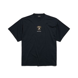アウトモビリ・ランボルギーニのエンブレムが輝く、バレンシアガのTシャツ。