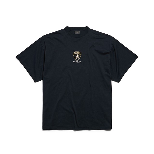 アウトモビリ・ランボルギーニのエンブレムが輝く、<br>バレンシアガのTシャツ。