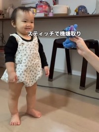 スティッチの人形でご機嫌な末っ子ちゃん♡（提供：＠ku___vlogさん）
