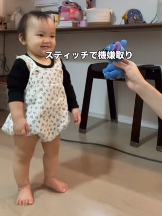 スティッチの人形でご機嫌な末っ子ちゃん♡（提供：＠ku___vlogさん）
