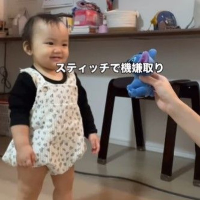 スティッチの人形でご機嫌な末っ子ちゃん♡（提供：＠ku___vlogさん）
