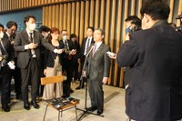 報道陣の取材に応える谷公一国家公安委員長（中央）＝２６日、東京都千代田区