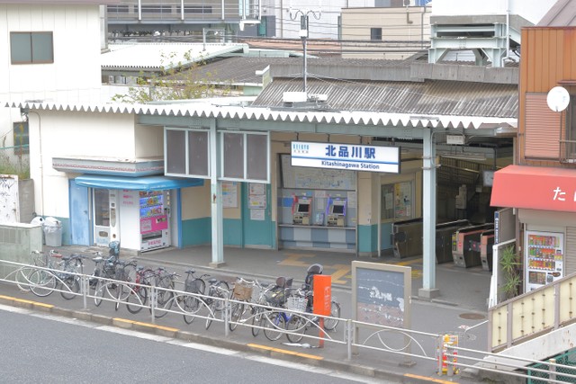 写真右側に歩道橋（京浜急行電鉄株式会社　提供）