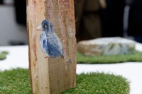 廃材に描いた太田さんの作品。下地剤の上からおやさい絵具をのせて（提供：太田朋香さん）