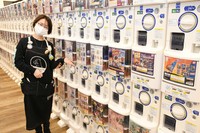 大量に並んだガチャを紹介する足立沙貴店長＝米子市東福原６丁目、ＴＳＵＴＡＹＡ東福原店