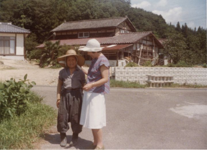 1970年代初頭、宮城県中を歩いて土地の人々に民話を聞き訪ねる小野和子さん（右）