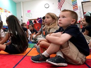 銃乱射に対処する訓練、子どもを守るためなのに怖がらせてしまう