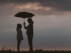 私のためにキャリアを捨てた母を傷つけた。「私を産んで後悔した？」と聞けない私は能天気なフリをする