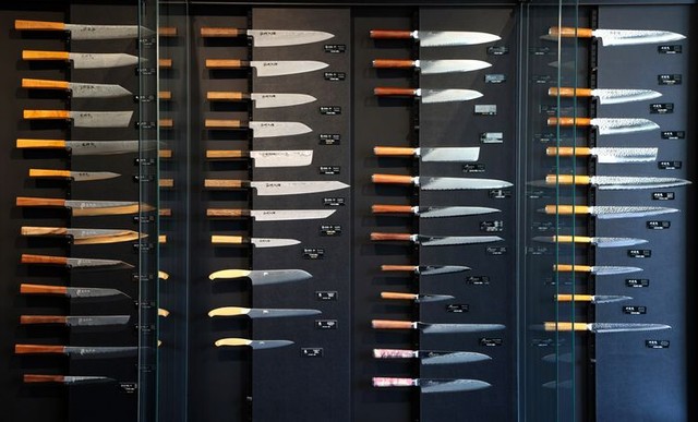 福井県越前市の直営店では、様々な包丁を手に取ってみることができる＝林敏行撮影